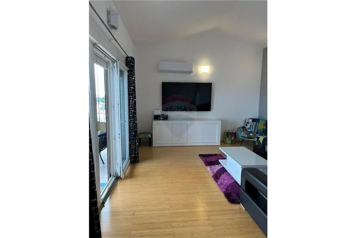 트로기르 Exclusive Penthouse On 100 Square Only 70 M From The Sea 아파트